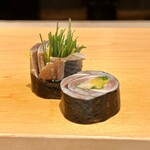 鮨 はしもと - 鰯の海苔巻き　赤酢で締めた脂乗りのよい鰯