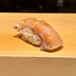 鮨 はしもと - 桜鱒漬け　アクセントに辛子