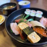 魚進 - 握り寿司。シャリ大きめで満足できるよ。