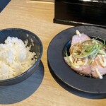 姫路麺哲 - ご飯(トマトに無料で付いてきます)サービスのローストポーク