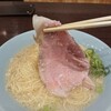 Kyou To Ramen Nobosuketei - 薄いけど大きな脂身が光るレアチャーシューをリフト⤴︎