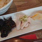 和うさぎ - 黒キクラゲ炒め、低温調理鶏ささ身、漬け物。お昼膳 鰹出汁 1200円