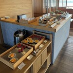 ガンツウ - サラダとフルーツはバフェスタイル