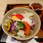 Ootoya - 彩りと豊富な素材のサラダ。