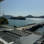 ガンツウ - ガンツウラウンジから　前方に停泊しているのがガンツウ