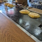 Okonomiyaki Murakami - 焼いてるところ