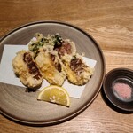 Komatsuan Souhonke - 桜鯛の天ぷらには、梅塩が合います。山菜と椎茸の天ぷらも付いています