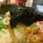 らーめんたろう - 麺on海苔リフト