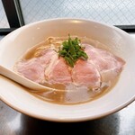 さんじ - 濃厚なスープと桃色の柔らかチャーシュー♪食べる前でよだれが出ちゃいます。