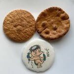 手作処　かっぱ本舗 - 左から しょう油煎餅 ＆ 本手焼せんべい ＆ ふ焼のキューちゃん