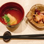六然 - お通しのお椀、たこわさび