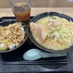 Yokohama Ie Keira-Men Ikkakuya - 醤油壱郎ラーメン&ミニすためしセット