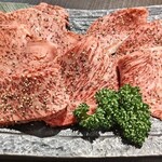 焼肉 わがんせ - 手前右から時計回りにザブトン､サーロイン､特撰カルビ。その奥トモサンカク､イチボ！
