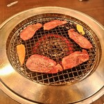 焼肉 わがんせ - ロースターにて焼き風景！笑