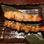 三代目網元 魚鮮水産 - 鶏もも串（塩）、鶏皮串（塩）