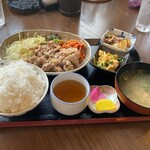 米と汁のお食事処 氣楽 - 日替わり定食　800円  中盛り