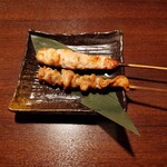Sandaim'E Amimoto Uosensuisan - 鶏もも串（塩）、鶏皮串（塩）