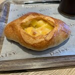 デイジイ - ゴロゴロチーズのフランスパン　308円