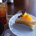 タスカータソルテ - イートインでケーキを食べるの図