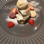 Trattoria DUE - 苺のイートンメス　¥800