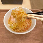 Prince Hotel Shin Furano - 熱した油をネギに掛けて香ばしい風味を出しているので、味噌味スープと合わさるととても美味しいです