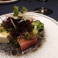 キハチ 青山本店 - マグロと豆腐、海藻のサラダ