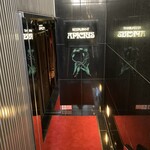 アピシウス - 丸の内仲通りに面した蚕糸会館のアプローチの階段を降ります