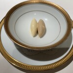 アピシウス - 左（名物の胡椒アイス）右（紅茶のアイス）