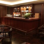 アピシウス - シックな雰囲気のウェイティングバー