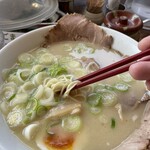 中華そば 高安 - 麺を持ち上げかけ