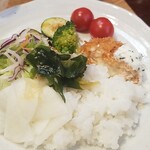 キッチン ブルー グローブ - 再びご飯、サラダ、お新香、スープの具材を乗せて