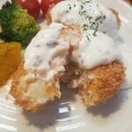 キッチン ブルー グローブ - コロッケの断面、ホロホロに柔らかい