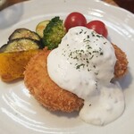 キッチン ブルー グローブ - 海老と新じゃがのコロッケのアップ