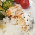 キッチン ブルー グローブ - 残り少ないタルタルソース