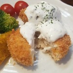 キッチン ブルー グローブ - コロッケをカット