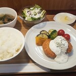 キッチン ブルー グローブ - 海老と新じゃがのコロッケ　サワークリームのタルタルソース添え