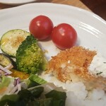 キッチン ブルー グローブ - 備え付け野菜、残り少ないコロッケのハーフ