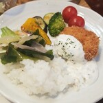 キッチン ブルー グローブ - ご飯、サラダ、スープのわかめ茸を乗せて