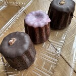 ベーカリーカフェクラウン - カヌレ（チョコ、イチゴ、各240円）