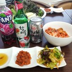 マンナ韓国チキン - 手前は付け合わせのゴマ油、サムジャン、韓国風野菜サラダ。私はチャミスルストロベリーを♥️初めてだけど、JINROの会社。アルコール度13％笑！ 甘くてついつい進んじゃいます( *´艸)