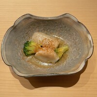 鮨 楽味 - 平貝の炙りとブロッコリーのお浸し　唐墨がけ