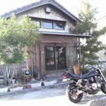 すだち - お店東側の駐車場より。