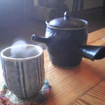 すだち - ほうじ茶とお代わりの急須。