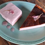 TERAKADO COFFEE - 【2024.03】桜のレアチーズケーキ(税込480円)、桜のバスクチーズケーキ(税込480円)