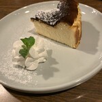 喫茶 ノスタルジア - しっとり濃厚なチーズケーキ。