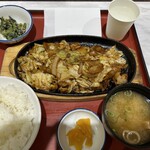 焼魚定食と釜戸ごはん ゆめタウン徳島食堂 - 鉄板ホルモン焼定食(¥990)