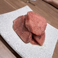 焼肉山水 虎ノ門ヒルズ店 - 生たんごっちゃ盛り 2,618円（こっちも200gくらい有りそう）