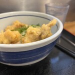 おにやんま - ▪️冷とり天うどん(並)¥520
　※温かいうどんも冷たいうどんも
　　基本的に同じ価格です。