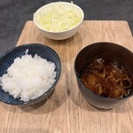 とんかつ ふじ井 - キャベツが最初　ご飯と味噌汁はヘレカツの後