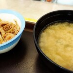 Matsuya - ミニ牛皿と味噌汁